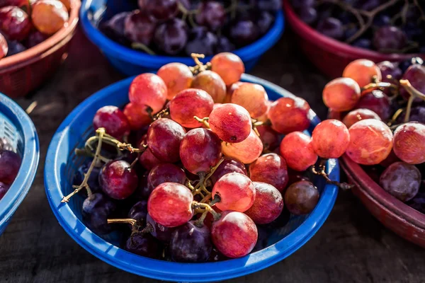 Mini sepet içinde taze üzüm