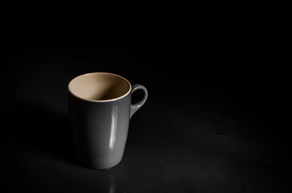 Siyah arka planda kahve fincanı.