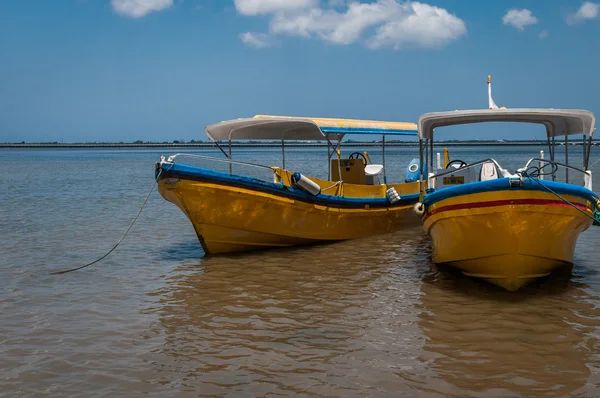 Dois barcos na praia — Fotografia de Stock