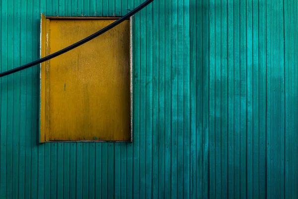 Turqouise duvar sarı pencere