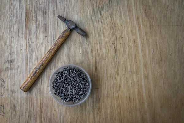 Bir çekiç ve çivi bir kova.