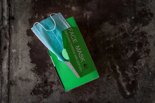 Rustik yüzey üzerinde cerrahi maske