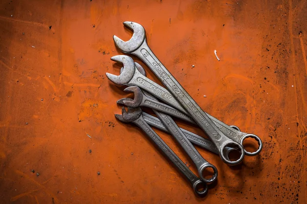 Turuncu zemin üzerine anahtarı