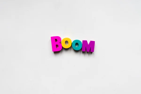 Haciendo la palabra "Boom" usando letras coloridas . —  Fotos de Stock