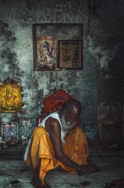 Cleaning the floor of a mini temple. — Stock Photo, Image