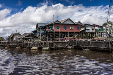 evler stilts üzerinde