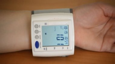 Küçük bir elektronik aletle kan basıncı kontrolü yapılıyor..