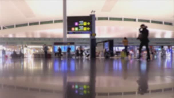 Кучка Людей Ходит Вокруг Терминала Аэропорта Размывается Избежать Опознания Силуэт — стоковое видео