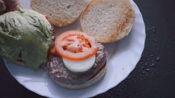 Sista Stegen För Att Sätta Ihop Smaskig Hamburgersmörgås Salladen Placerad — Stockvideo