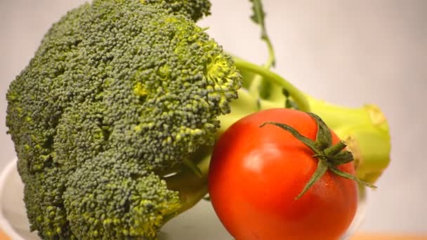 Alguns Brócolos Pedaço Fruta Tomate Sendo Exibido Por Uma Plataforma — Vídeo de Stock