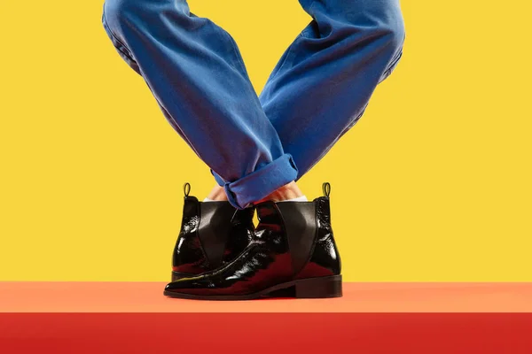 Tanzen Junge Männerbeine Blauen Jeans Und Schwarzen Stiefeln Auf Rotem — Stockfoto