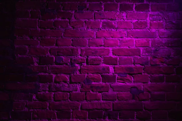 Arka plan dokusu olarak mor neon ışık efektli eski tuğla duvar — Stok fotoğraf