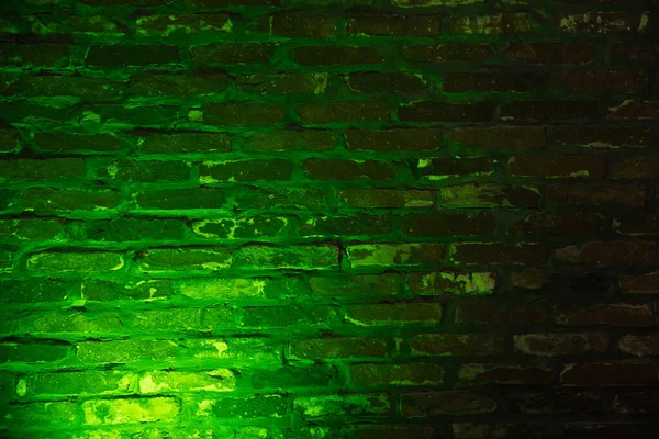 Antigua pared de ladrillo con efecto de iluminación de neón verde esmeralda como textura de fondo. — Foto de Stock