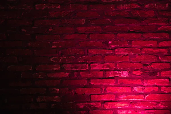 Antigua pared de ladrillo con efecto de brillo de neón rojo brillante como textura de fondo — Foto de Stock