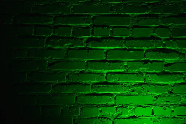 Antigua pared de ladrillo con efecto de iluminación de neón verde esmeralda como textura de fondo. — Foto de Stock