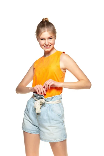 Menina sorrindo jovem em casual desgaste brilhante isolado no fundo branco. — Fotografia de Stock