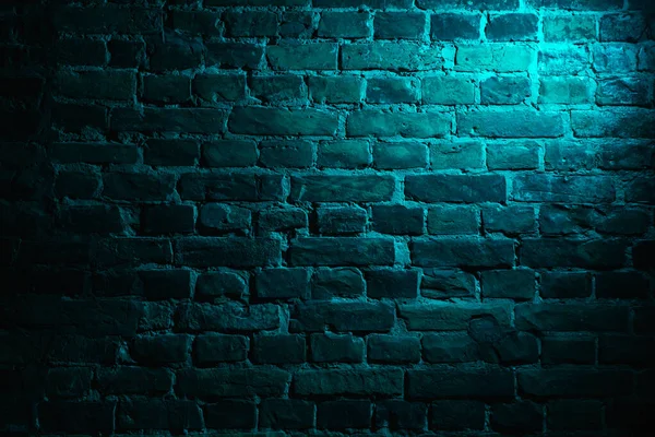 Luz de neón verde azul profundo en la pared de ladrillo vacía. — Foto de Stock