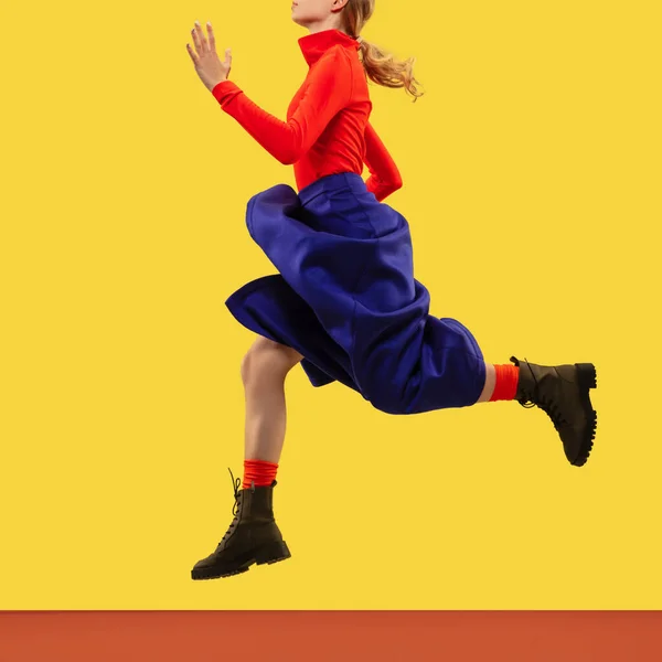 Молода жіноча модель в яскравому повсякденному одязі ізольована на жовтому студійному фоні — стокове фото