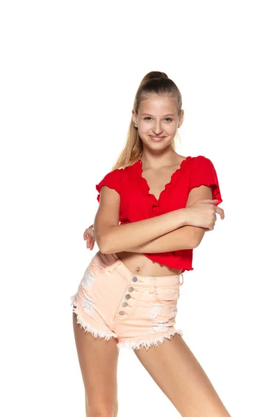 Mladá usměvavá dívka v neformální letní oblečení izolované na bílém pozadí. — Stock fotografie