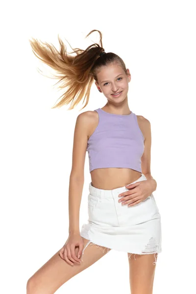 Schöne und glückliche Modell in lässiger Sommerkleidung isoliert auf weißem Hintergrund. — Stockfoto