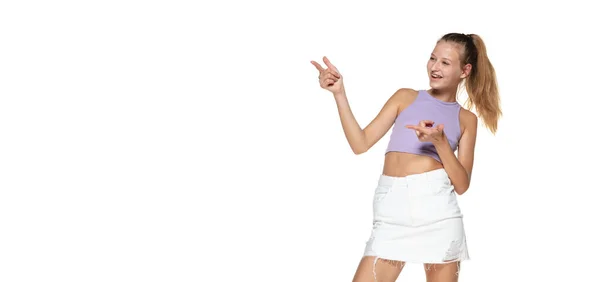Halblanges Porträt eines jungen Mädchens in moderner Kleidung isoliert auf weißem Hintergrund. — Stockfoto