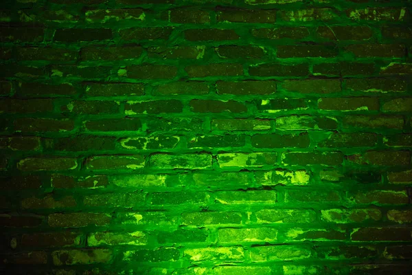 Fondo de pared de ladrillo vacío con luz de neón amarillo. — Foto de
