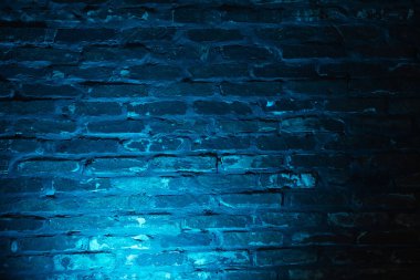 Arkaplan olarak açık mavi neon efektli tuğla duvar dokusu