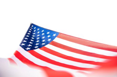 Yıldızlar ve çizgiler. Beyaz arkaplanda Amerikan bayrağının yakın çekimi.