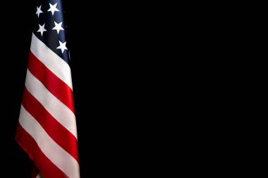 Siyah arka planda Amerikan bayrağına yakın çekim. El ilanı.