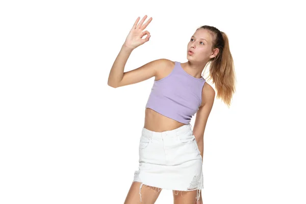 Retrato de menina sorrindo em roupas de verão isolado no fundo branco. — Fotografia de Stock