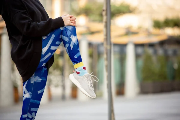 Jovem mulher esporte na moda sportswear fazendo exercício de fitness ao ar livre. — Fotografia de Stock