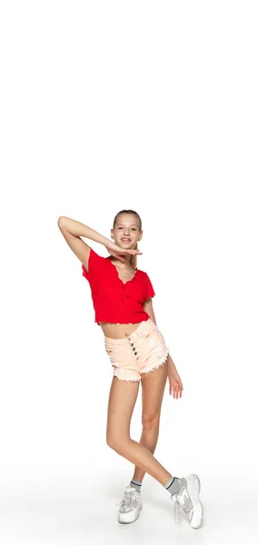 Menina bonita em roupas jovens brilhantes isolado no fundo branco. — Fotografia de Stock