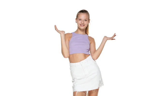 Krásný a šťastný model v ležérní letní oblečení izolované na bílém pozadí. — Stock fotografie