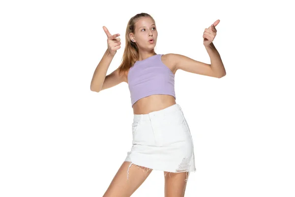 Retrato de menina sorrindo em roupas de verão isolado no fundo branco. — Fotografia de Stock