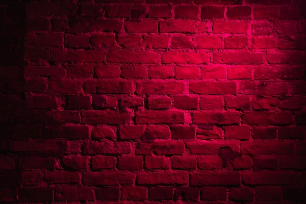 Antigua pared de ladrillo con efecto de brillo de neón rojo brillante como textura de fondo — Foto de Stock