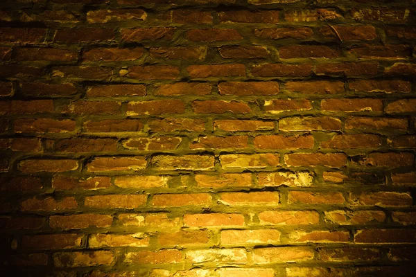 Fondo de pared de ladrillo vacío con iluminación de neón amarillo. — Foto de Stock