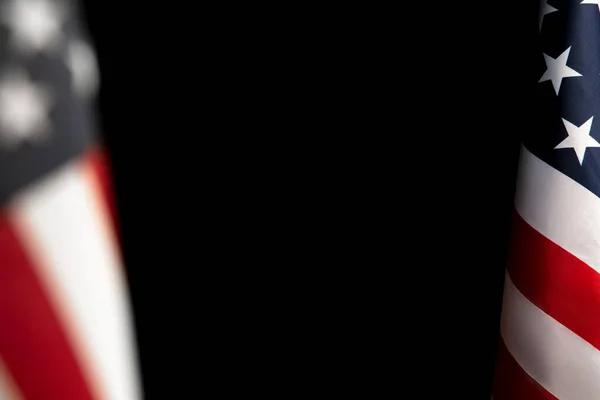 Primo piano della bandiera americana su sfondo nero scuro. Volantino. — Foto Stock
