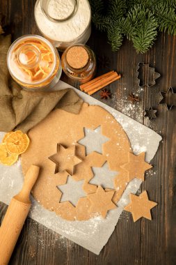 Metin tasarımı için kopyalama alanı olan ev yapımı zencefilli kurabiye ve şenlikli dekorasyonlar