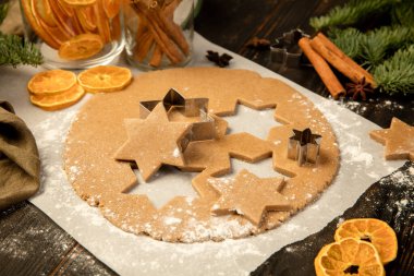 Fırın malzemeleri - un, oklavalı iğne, zencefilli ekmek, şekerli meyve, tarçın.