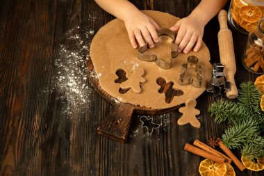 Çocukların yakın çekim elleri şenlikli dekorasyonlar, kurabiyeler ev yapımı zencefilli çörekler.