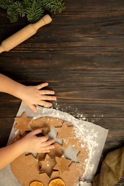 Çocuk elleri şenlikli dekorasyon, kurabiye ve ev yapımı zencefilli ekmek yapıyor..