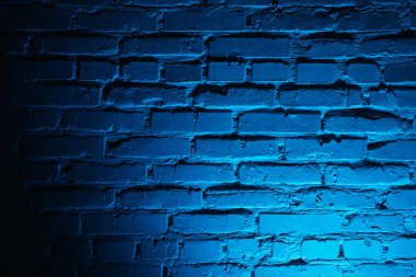 Arkaplan olarak açık mavi neon efektli tuğla duvar dokusu