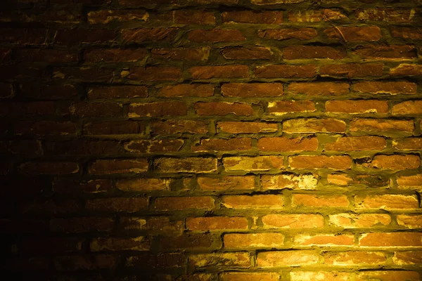 Fondo de pared de ladrillo vacío con iluminación de neón amarillo. — Foto de Stock