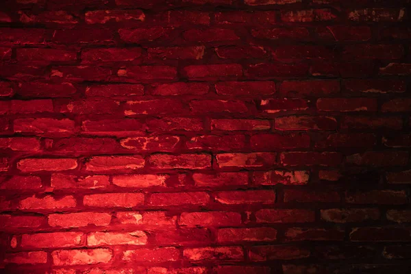 Fondo de pared de ladrillo vacío con luz de neón roja — Foto de Stock