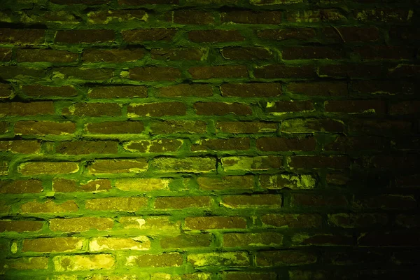 Fondo de pared de ladrillo vacío con luz de neón amarillo. — Foto de Stock