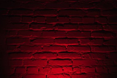 Koyu kırmızı neon ışıklı tuğla duvarın yatay arkaplanı.