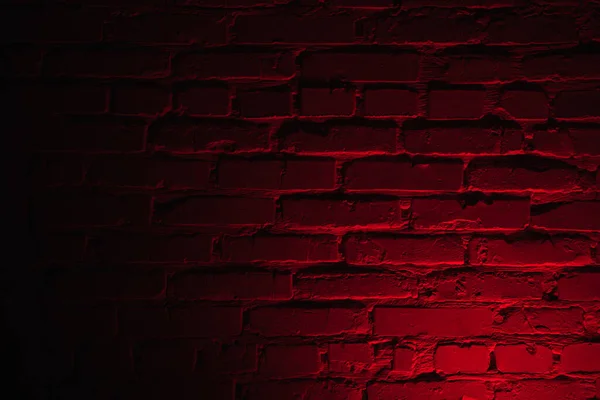 Fondo horizontal texturizado de pared de ladrillo con iluminación de neón rojo oscuro. — Foto de Stock