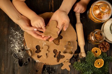 Noel zencefilli ekmekli adam çocuğun elinde. Tatil, aile, ev konforu.