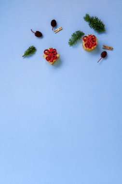 Mavi arkaplan görünümlü tatil süslemeleri. Noel tebrik kartı..