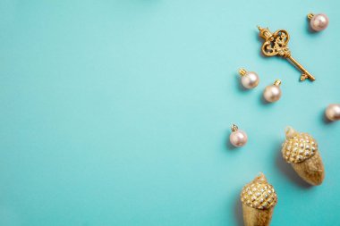 Mavi arkaplan görünümlü tatil süslemeleri. Noel tebrik kartı..